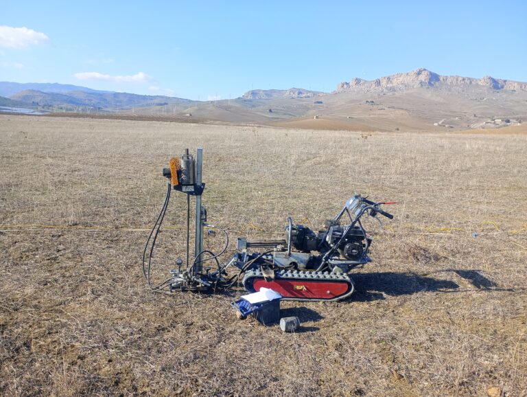 Operatori che effettuano prove penetrometriche su diversi tipi di terreno